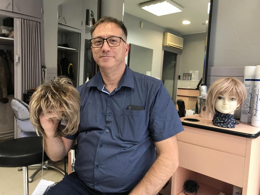 Laon Un coiffeur propose des perruques pour les personnes